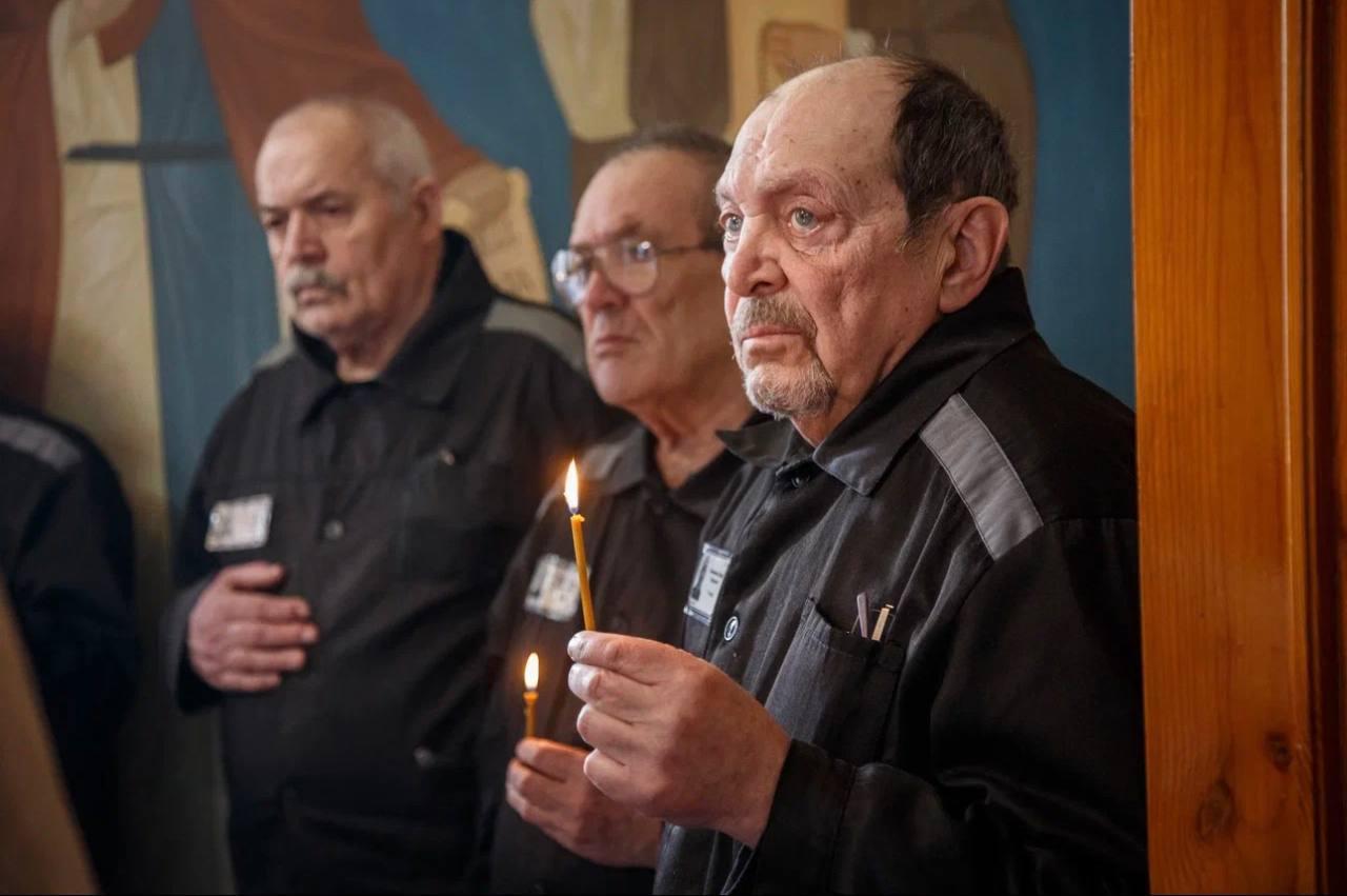 Фото Женщины в бикини и татуированные преступники. В Новосибирске с ажиотажем прошли Крещенские купания в аномальный мороз - 37 ледяных кадров 3